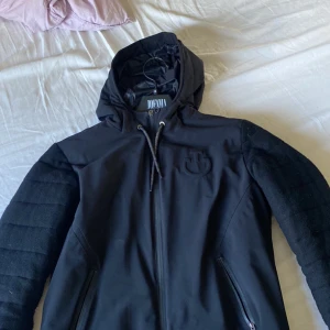 Cavalleria Toscana jacka - Säljer min Cavalleria Toscana-jacka. Softshell material över bröst och mage med tröjarmar. Är i storlek L och mycket sparsamt använd. Fler bilder kan skickas vid intresse. Nypriset ligger på cirka 3700 kr, säljer för 1500kr. Finns i Stockholm men kan