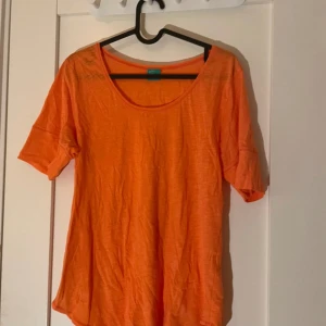 aprikos/orange t-shirt  - För fler bilder eller andra frågor så skriv💗 skickar inom 2 dagar!