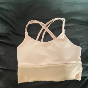 Soc tränings bh - Tränings bh från Soc i storlek XS, korsad där bak i ryggen och superskönt matrial. Nypris 400kr och säljer för 210kr🩷