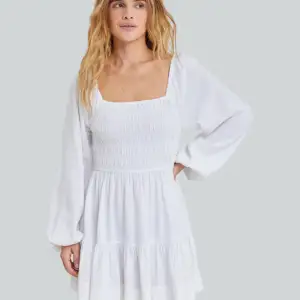 Säljer en jätte fin vitt klänning från Bik Bok i strl S, perfekt nu till skolavslutningen och även att ha i sommar😊Bara testad så är som ny🤍