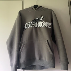 Demont Hoodie - Säljer denna limiterade hoodie då jag inte använder den längre. Använd Max 10 gånger. Skicka 9,5/10. Storlek är xs men den är oversized så passar dig som bär storlek S.  Nypris 899kr