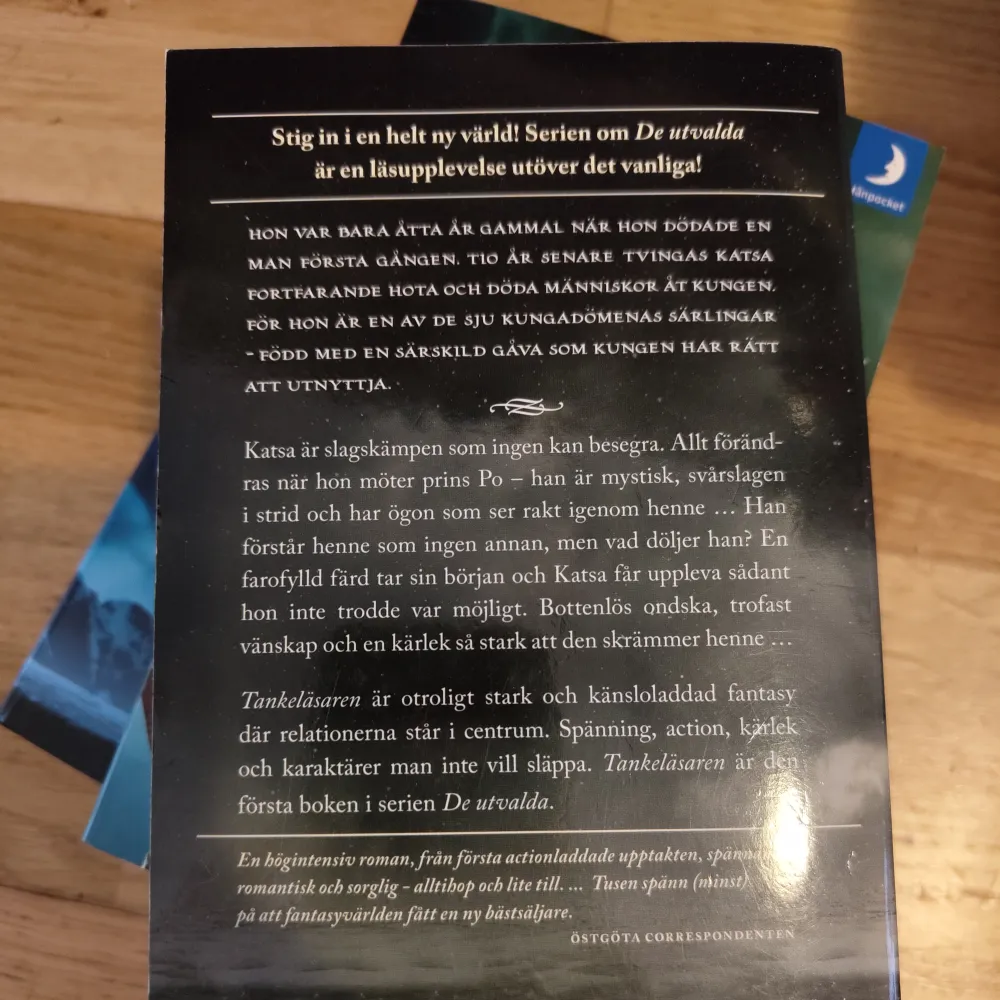 Bok 1, 2 & 3 i serien 'De Utvalda' skriven utav Kristin Cashore. Alla böcker är i nyskick (ca 300kr). Kolla min profil för fler böcker! Allt ska bort!!. Böcker.