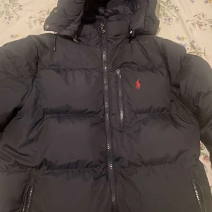 Ralph Lauren Polo jacka - Säljer denna feta jackan själv från RL. Använd sparsamt inga defekter. Priset kan självklart diskuteras