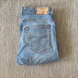 Säljer ett par Tiger of Sweden jeans slim fit i modellen ”Evolve” | Storlek 31/34 | Jeansen är i gott skick, inga defekter | Nypris: 1700kr, Vårt pris: 399kr | Hör av er vid frågor eller funderingar 