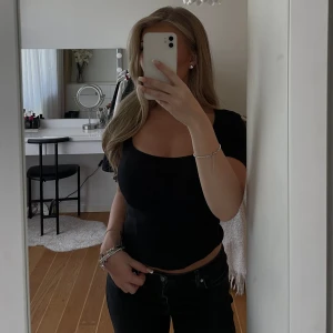 Svart topp  - Svart topp med fyrkantig urringning🖤