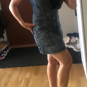 Supersnygg jramsklänming stl 34 - Supersnygg jeansklänming från Esprit. Med knappar och dragkedja, hällar till skärp. Fattas en knapp men man kan bara flytta ngn knapp. Snygg passform.