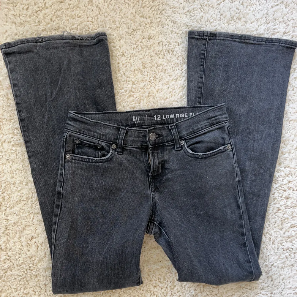 Lågmidjade Bootcut/flare jeans i modellen low Rise flare. Innerbenslängd:72 midjemått:34 x2 + stretch. Vill du köpa trycker du på köp nu, jag postar inom 24h. Kvar tills markerad som såld . Jeans & Byxor.