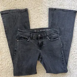 Lågmidjade Bootcut/flare jeans i modellen low Rise flare. Innerbenslängd:72 midjemått:34 x2 + stretch. Vill du köpa trycker du på köp nu, jag postar inom 24h. Kvar tills markerad som såld 