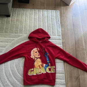 Havoc hoodie - Det är en röd hoodie med ett unikt tryck i storleken small knappt använd så inga defekter alls. Beställde den från usa vilket gjorde att den kostade mig 1200kr :/  Pris ej hugget i sten vid snabb affär!