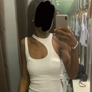 Vit topp - Topp från zara som passar jättebra nu till sommaren (Storlek Xs-S) - helt ny, aldrig använd (har prislappen kvar) Sitter jättefint med skönt material  