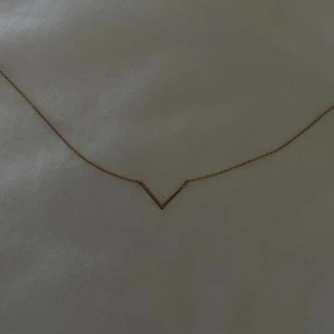 GULDIGT ORELIA HALSBAND - Bra skick, slutsålt i Sverige.