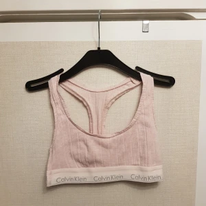 Ljusrosa Calvin Klein crop topp strl S 80cm(70B) - Ljusrosa Calvin Klein crop topp strl S 80cm(70B)
