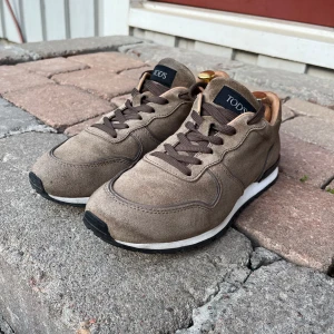 Tods sneakers - Skick: 8/10. Färg: Beige. Storlek: 42,5. Pris: 1000. Märke: Tods. Sälja på grund av ingen användning. Ett par riktigt fräscha sommarskor!