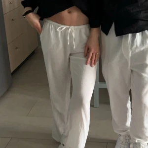 Lågmidjade linnebyxor - Super skick , har använt men synns knappt inga all tecken på använding. Säljer då jag skaffade nya(synns lite igenom , det vanliga med vita linnesbyxor)