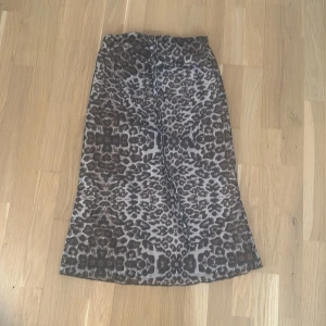 Leopard kjol - Kjol som aldrig kommit till användning. Storlek S 