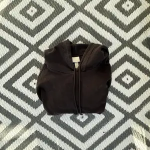 basic svart hoodie som sitter sååå snyggt & skönt, strl S.🖤🤍