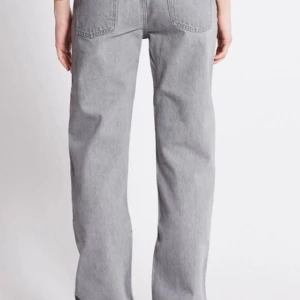 Lager 157 Icon jeans  - Bra skic, har använd och tvättat en gång. Storlek: S  Låg midja och rak passform och knappgylf  Passar längden 160-180