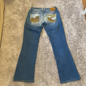 Lågmidjade jeans - Jag kan inte visa hur de sitter på därför att de är för stora för mig. Har lagt in ett snörre men de kan dras ut jättelätt. Midjemått är 40 cm och innerbenslängden är 78 cm. Kan inte frakta utan bara mötas upp i Malmö! ❤️