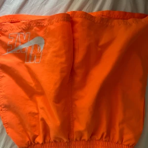 Oranga badbyxor - Jag säljer mina neon oranga badbyxor då de är försmå för mig. Använt ett par gånger men inga defekter. Nypris:200 mitt pris:60
