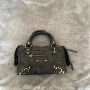 Liknande balanciaga väska  - En fin liknade balanciaga väska💕 Köpt för 700kr💕