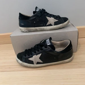 Golden goose med og - Golden goose i storlek 41 som är i gott skick! Box tillkommer vid köp. Tveka inte på att ställa frågor om du har funderingar, pris kan diskuteras!