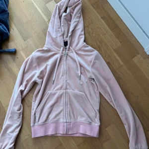 Juicy Couture Kofta - Jättefin rosa juicy couture kofta i färgen pale pink❤️🩷 Nyskick men en nackellacks fläck på huvan som man nästan inte ser, därav priset. Annars jättefint skick med få fläckar som går att tvätta bort🥰 