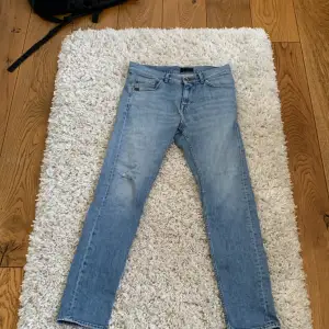 Hej säljer min jeans från Tiger of Sweden . Jeansen är i bra skick .Jeansen har små defekter mellan bakfickorna och ett mellan stort  .Men det är inget man tänker på. Storleken är 29/32 . Men passar lite bättre till folk med mindre storlek. 