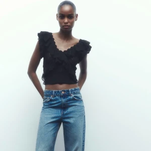 Stickad topp - Jättefin stickad topp från zara, har aldrig använt lappen sitter kvar. Säljer då den inte passa mig. Nypris 229kr