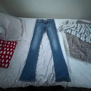 Skit snygga jätte Lågmidjade jenss - Det är i väldigt bra skick och  har inga täken på slitage. Jätte Lågmidjade och slim fit med bootcut