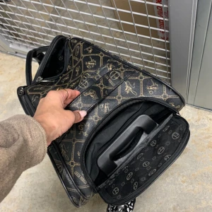 Weekend bag med hjulfunktion - Stor trendig rymlig weekendbag med infällbart handtag och små osynbara hjul för tyngre packning. Riktigt snygg och i bra skick. Först till kvarn! 