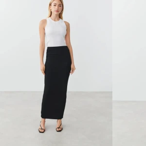 soft touch midikjol  - Svart kjol från gina tricot. Helt oanvänd med prislappen kvar. Bara att trycka på köp nu! 