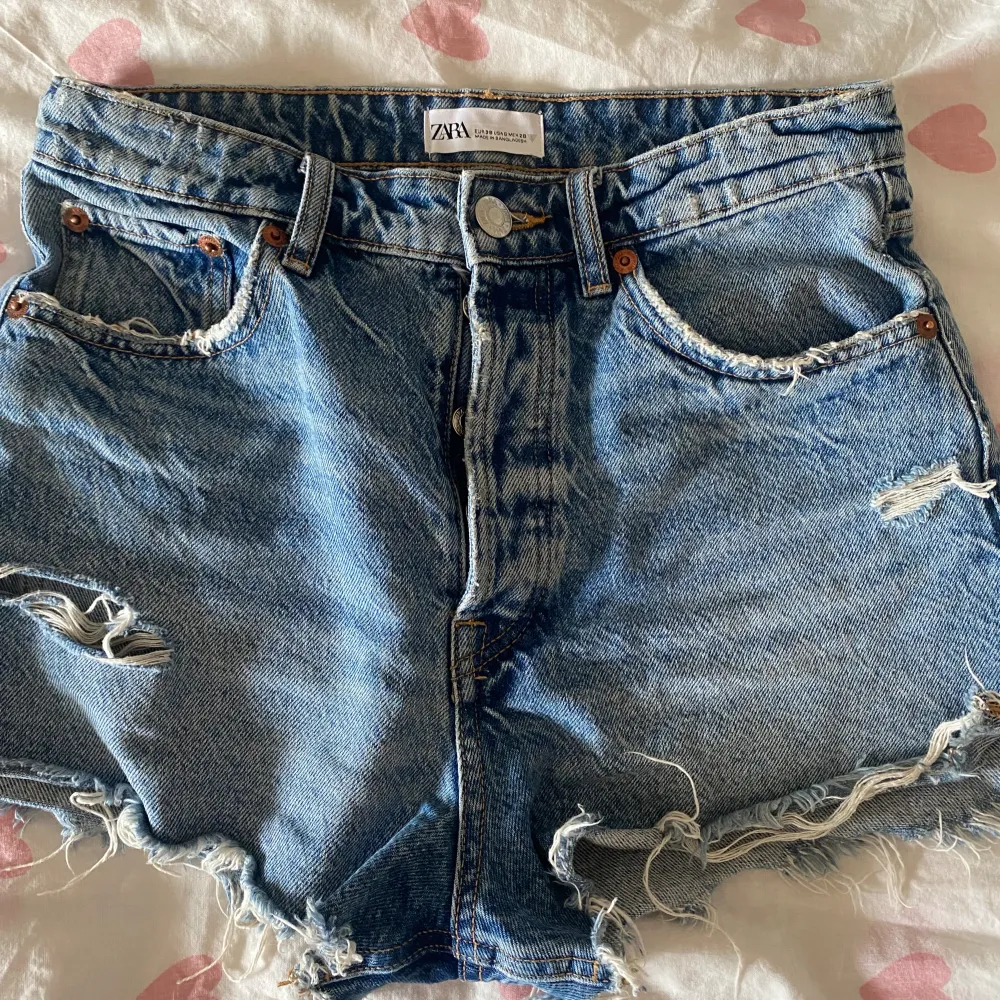 Säljer dessa super fina shorts från zara då jag inte gillar shorts, de har knappar. Har används men inga defekter❤️. Shorts.