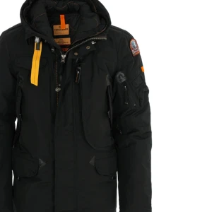 Parajumper vinterjacka  - Helt ny vinterjacka till salu Storlek M  Använd 3 gånger  Kvitto osv finns.  Priset kan diskuteras vid snabb affär Går att mötas upp om du bor nära Malmö Tveka inte på att fråga om fler bilder.  