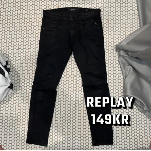 Replay jeans slimfit - Snygga jeans från Replay i slimfit. Storleken är 31 i midjan och 32 i längden. Inga defekter förutom att läderlappen bak på fickan har smått låstnat. Fråga om ni har funderingar!