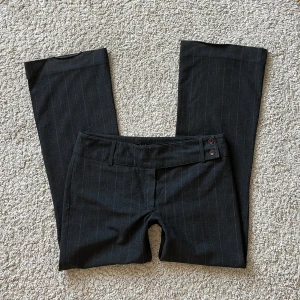 Lågmidjade kostymbyxor  - Såå snygga lågmidjade kostymbyxor med vida ben🙏🏼 Midjemått rakt över: 41 cm. Innebenslängd: 76 cm. Benbredd: 25 cm