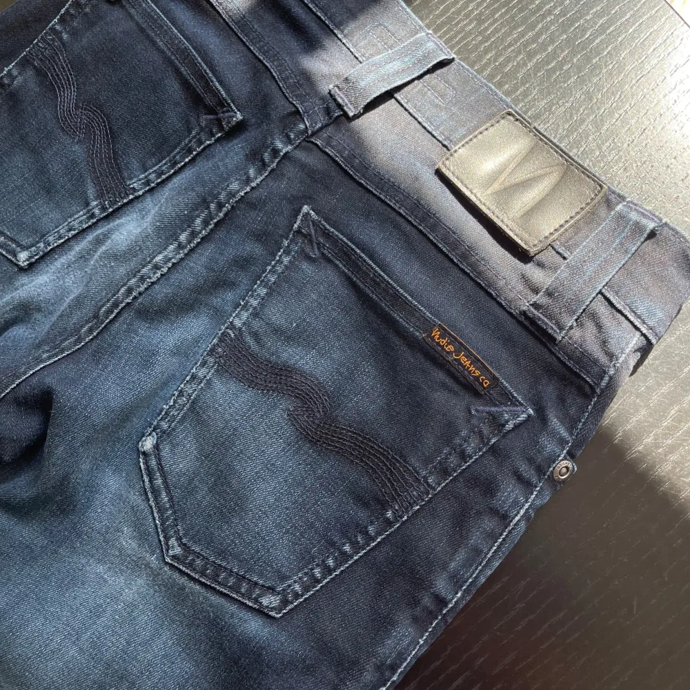 Riktigt feta indie jeans som sitter helt perfekt, snygg slitning på båda jeansens knä, köpte för runt 1800kr, dem är som nya, inte sönder eller något.. Jeans & Byxor.