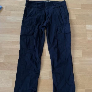 Alpha industries cargopants - Knapp lossnat men fixas innan de skickas iväg. Storlek 31