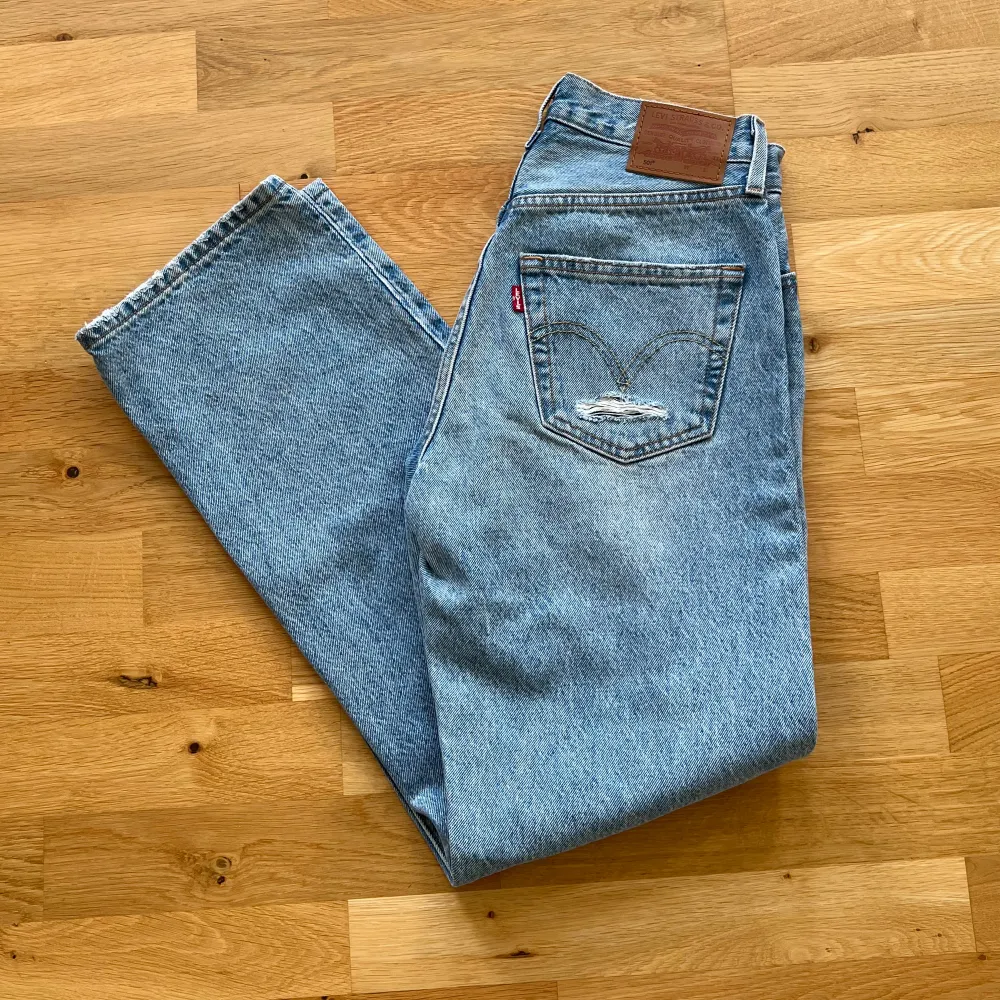 Snygga jeans från Levi’s! Oanvända - alltså i nyskick💖 Köptes för 1200 kr Hör av dig vid intresse och tveka inte med att ställa frågor 🥰. Jeans & Byxor.