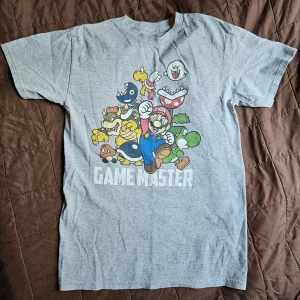 Mario Tshirt - Tshirt med mario print som är lite urtvättad. Står S/P men är mer som M. Rabatt när du köper flera t-shirts från min profil och hämtar i stockholm! 🌷2st för 80kr 🌷3st för 100kr🌷5st för 130kr.