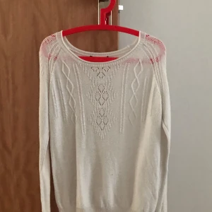 Söt tröja - Jättteeee genomskinlig. Fick ha en basic vit tröja under hela tiden, och det blev för varmt på sommaren. Så ger bort till nån som vill ha den<3