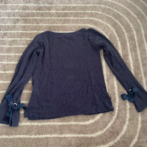 En blå tröja - Jätte fin blå tröja till hösten då den är väldigt lös vid slutet av ärmarna. Man kan knyta den som man ser på bilden😊 skriv om ni undrar över något (Pris kan diskuteras)