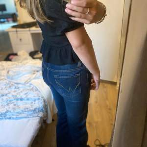 Säljer ett par low waist Kenvelo jeans bootcut i fint skick och en fin model🦋🦋💙