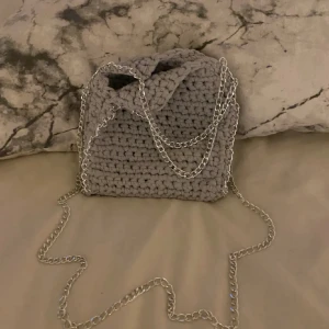 SÖKER en virkad Stella McCartney liknande väska - SÖKER en virkad Stella McCartney liknande väska för helst 300kr eller mindre💗💗 Vilken färg som helst men med silver kedja. Gör gärna av dig om du vill sälja💗 (inte min bilder) 