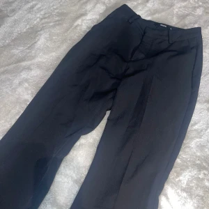 Kostym byxor petite - Typ oavnvända kostymbyxor ifrån bikbok i petite för oss som är kortare