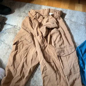 Fin byxor  -  Två par super fina beige bruna byxor en i storlek 34 och en i storlek 36 du kan köpa båda för 160 eller ett par för 100