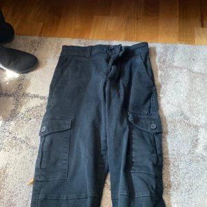 Fina byxoe -  Ett par svarta typ jeans men jag fickor på sidan av benet och fejkfickor där bak