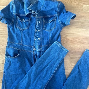 Byxdress - Jeans byxdress, vet inte vart jag köpt den och har tydligen klippt av lappen. Använd fåtal gånger.  Med tanke på att jag klippt av lappen vet jag inte vad de är för storlek men skulle gissa på 38/40 - M/L.  