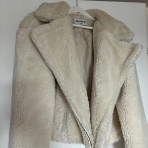 Teddyjacka - Teddyjacka från NA-KD, bra skick