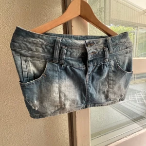 Lågmidjad jeanskjol  - Lågmidjad kjol, bra skick, ca 30 cm lång, storlek M🤍