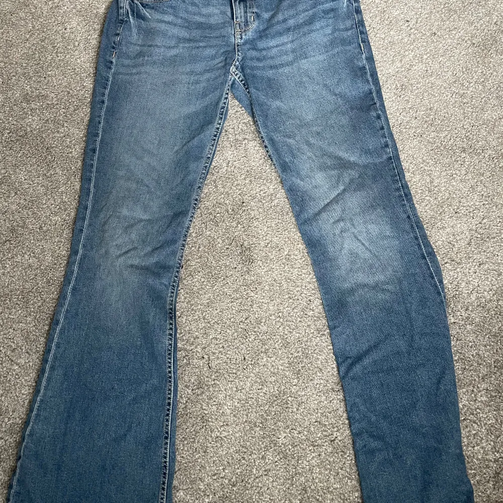 Blåa jeans från H&M. Tror dem inte går o köpa längre. Dem är bootcut och lågmidjade! Jeansen har också designade fickor! Säljer då dem inte kommer till användning❤️. Jeans & Byxor.